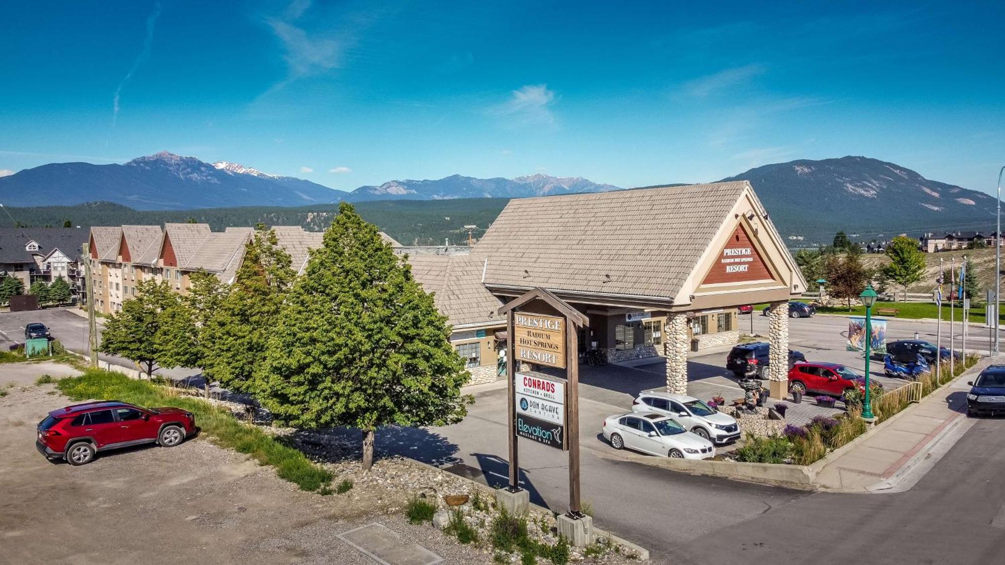 Prestige Radium Hot Springs Resort, Worldhotels Crafted Eksteriør billede